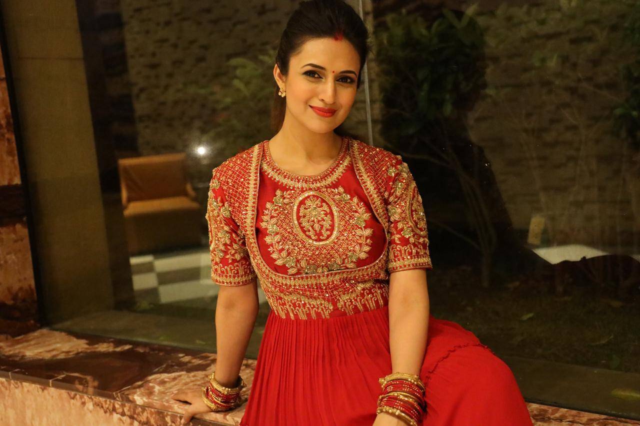 TV Celeb Divyanka Tripathi looks elegant in KALKI Fashion! | News