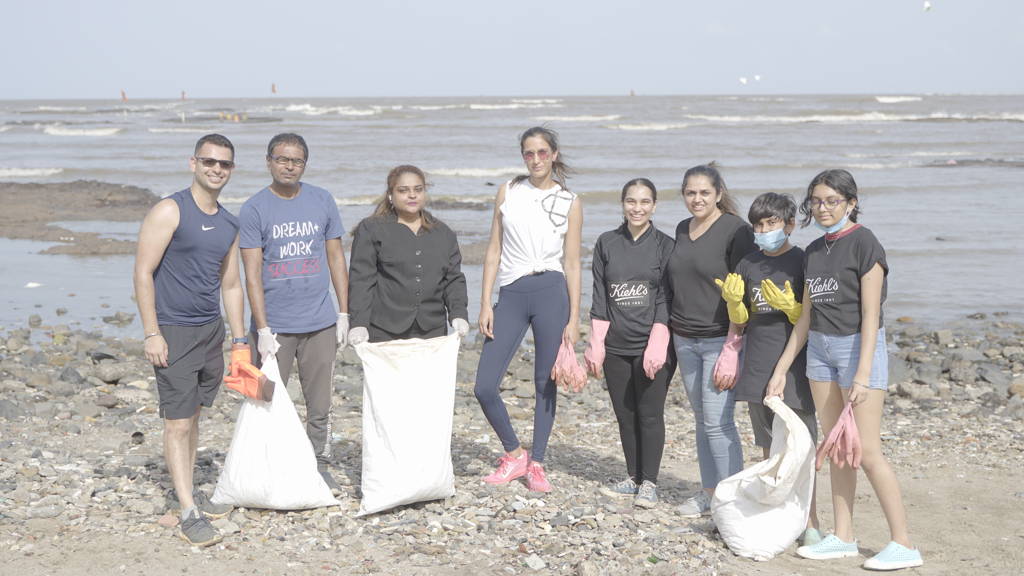 Kiehl's India & Ek Saath Foundation Organize A Beach Clean Up For World Ocean Day