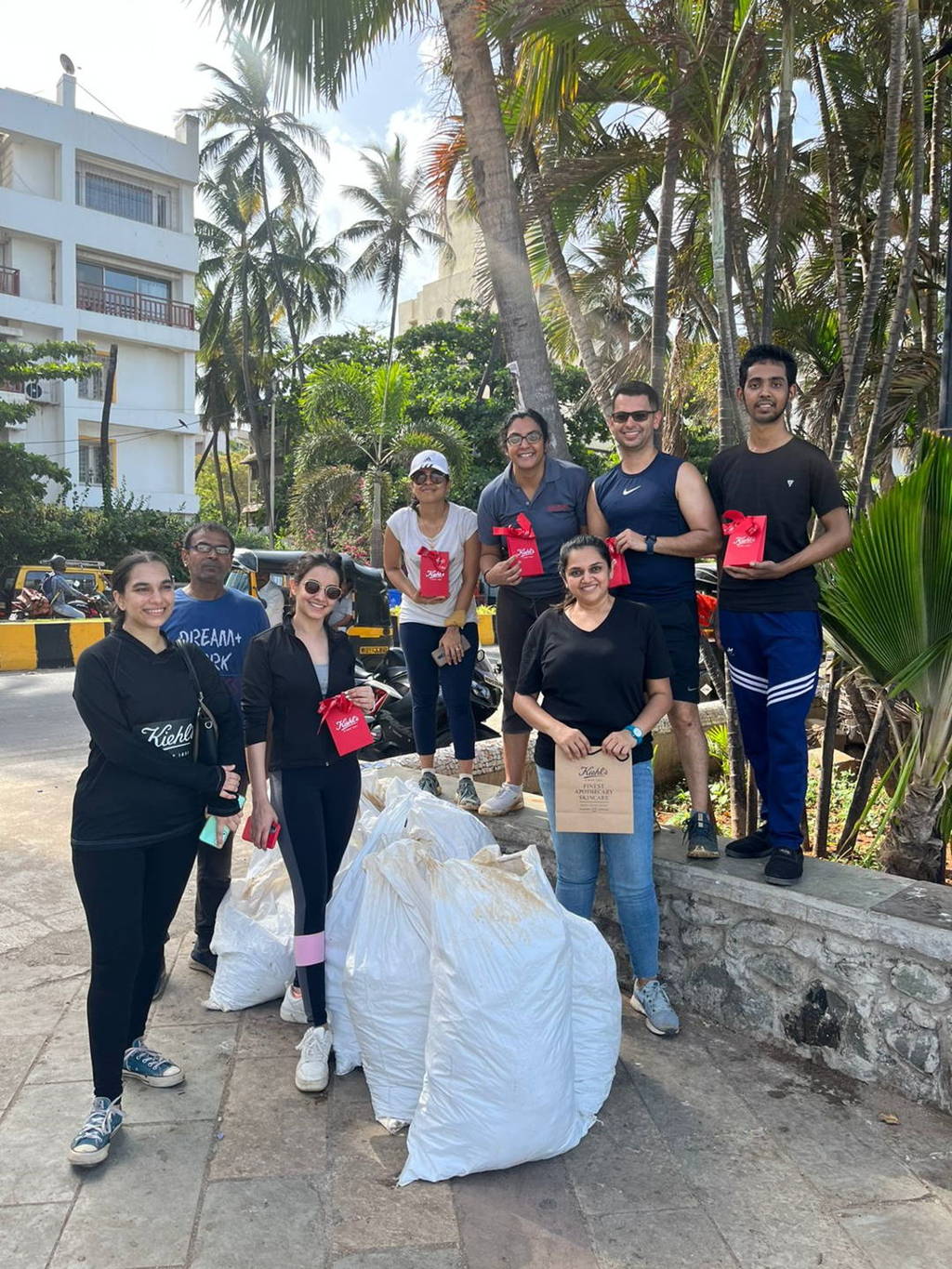 Kiehl's India & Ek Saath Foundation Organize A Beach Clean Up For World Ocean Day