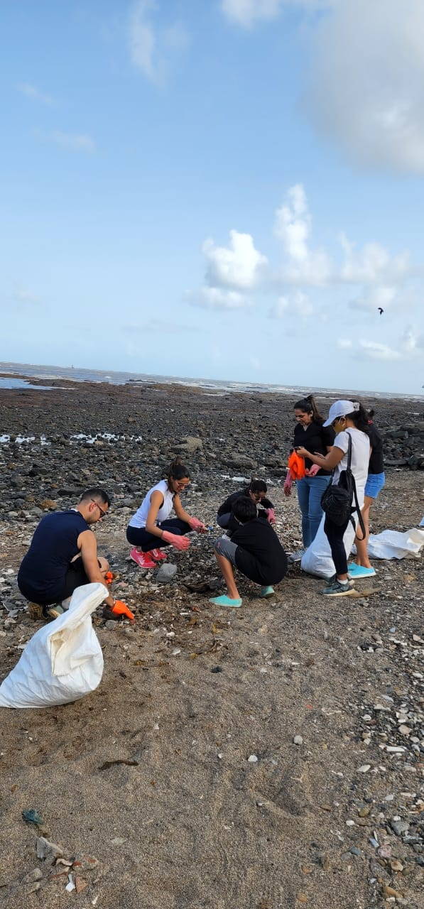 Kiehl's India & Ek Saath Foundation Organize A Beach Clean Up For World Ocean Day