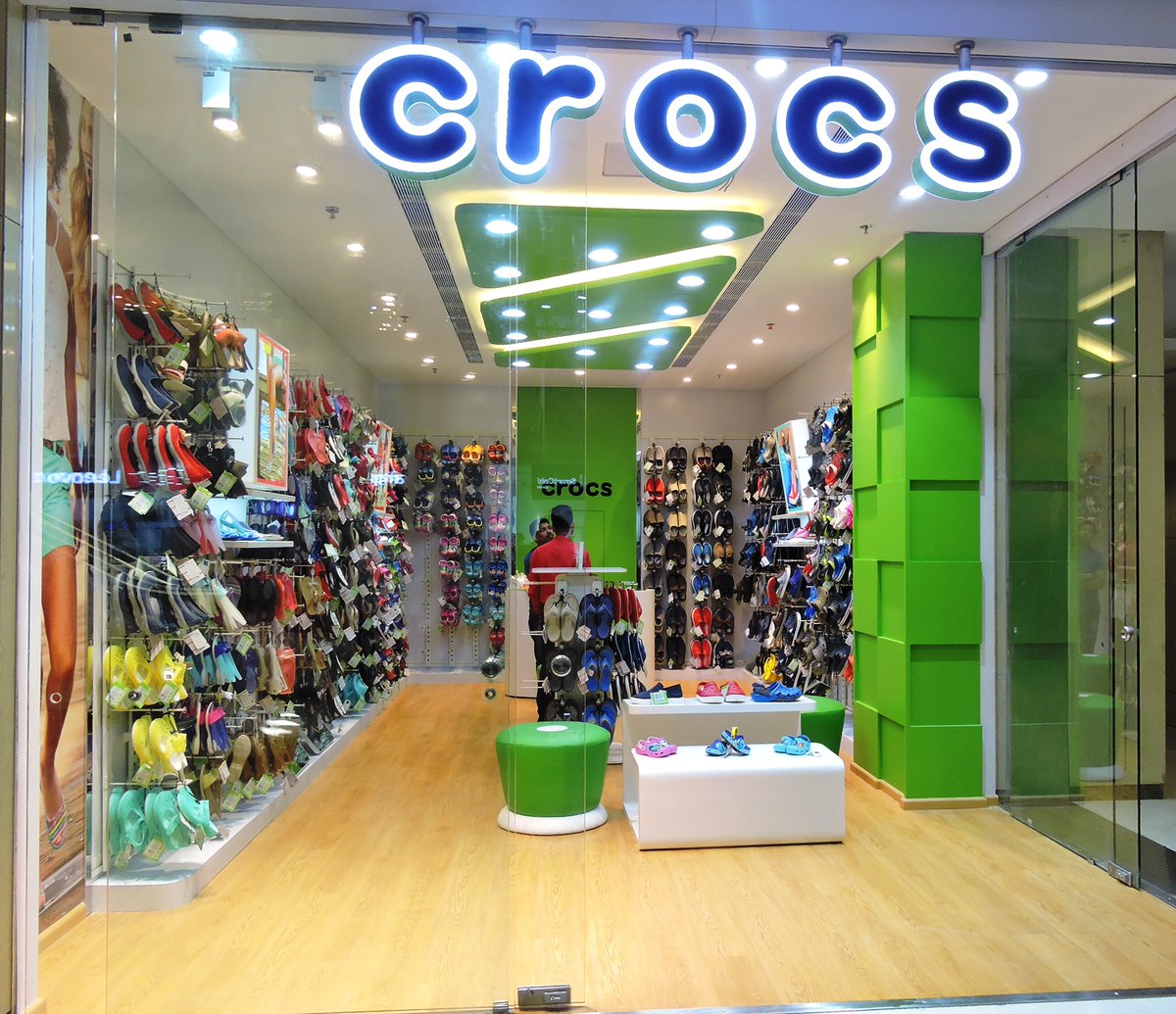 crocs lower parel