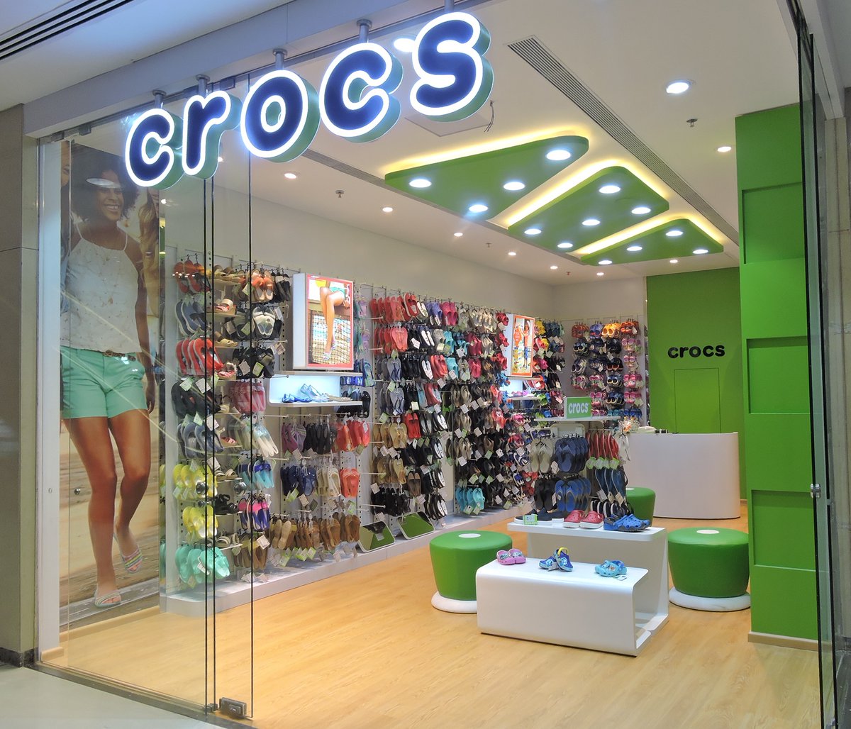 crocs in r city mall