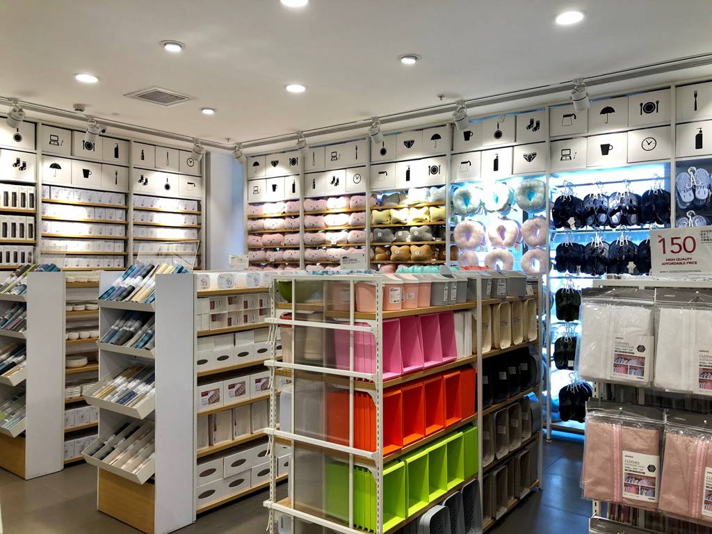 Мини со. Магазин минисо в Москве. Miniso ящики. Miniso Baku. Открытые магазина минисо.